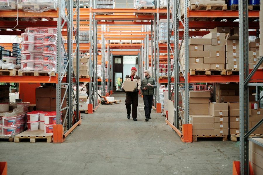 Warehousing service with organized storage racks